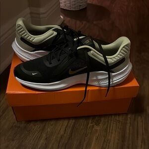 Nike Quest 5Men  Black and Gold Running Shoes size 11 new with box